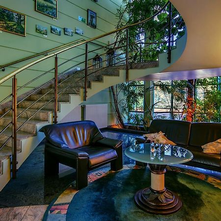 Green Hotel Коморники Екстериор снимка