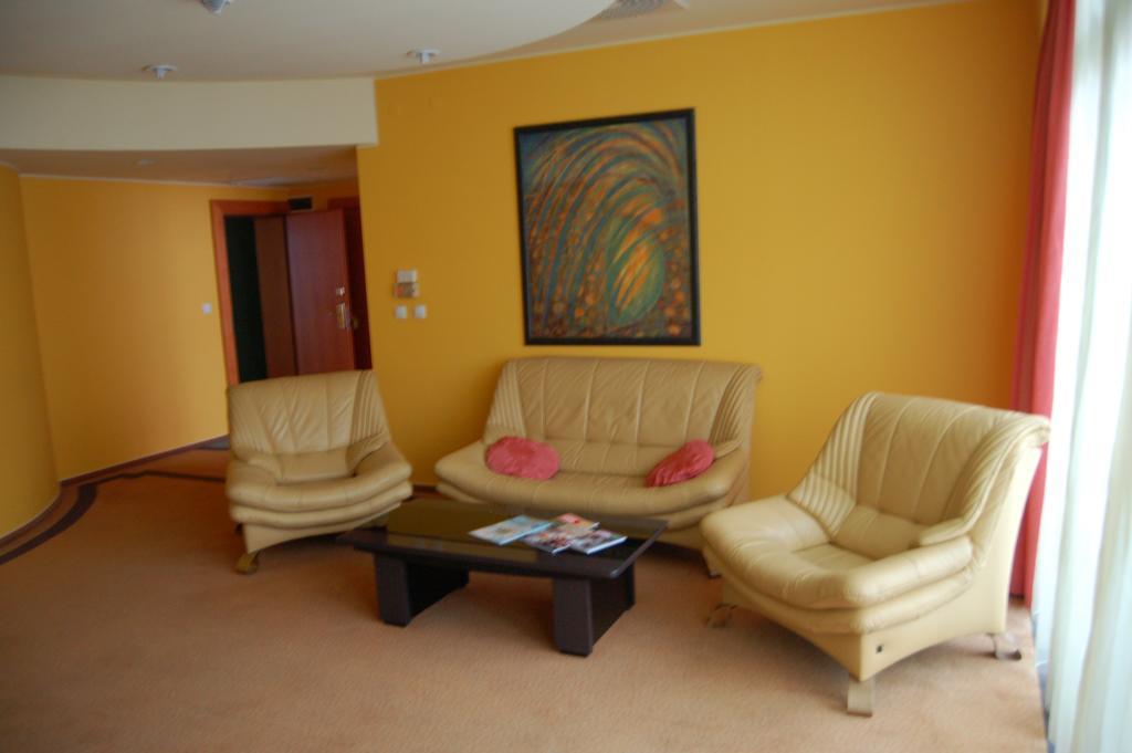 Green Hotel Коморники Екстериор снимка