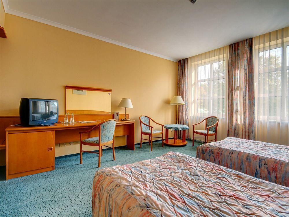 Green Hotel Коморники Екстериор снимка