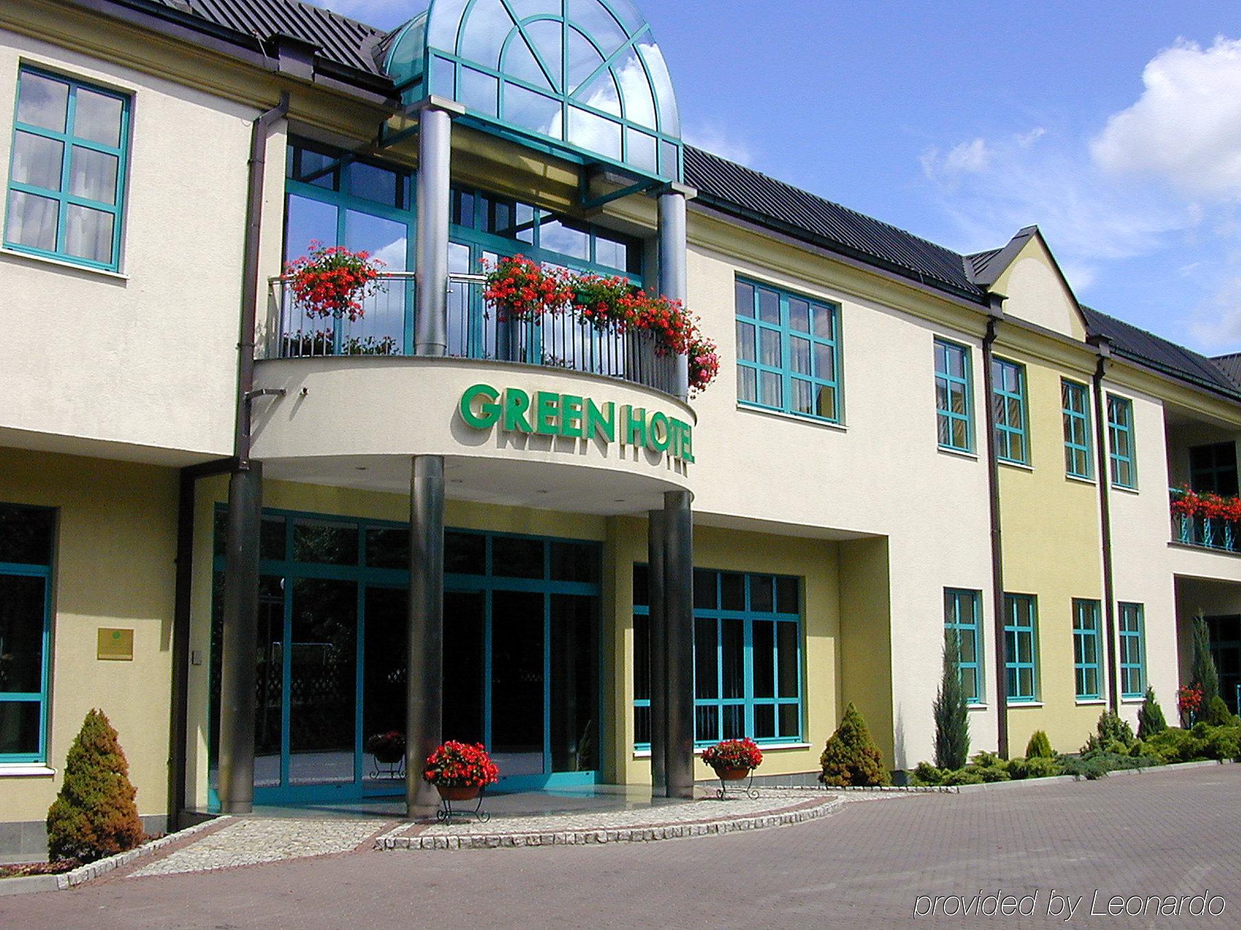 Green Hotel Коморники Екстериор снимка