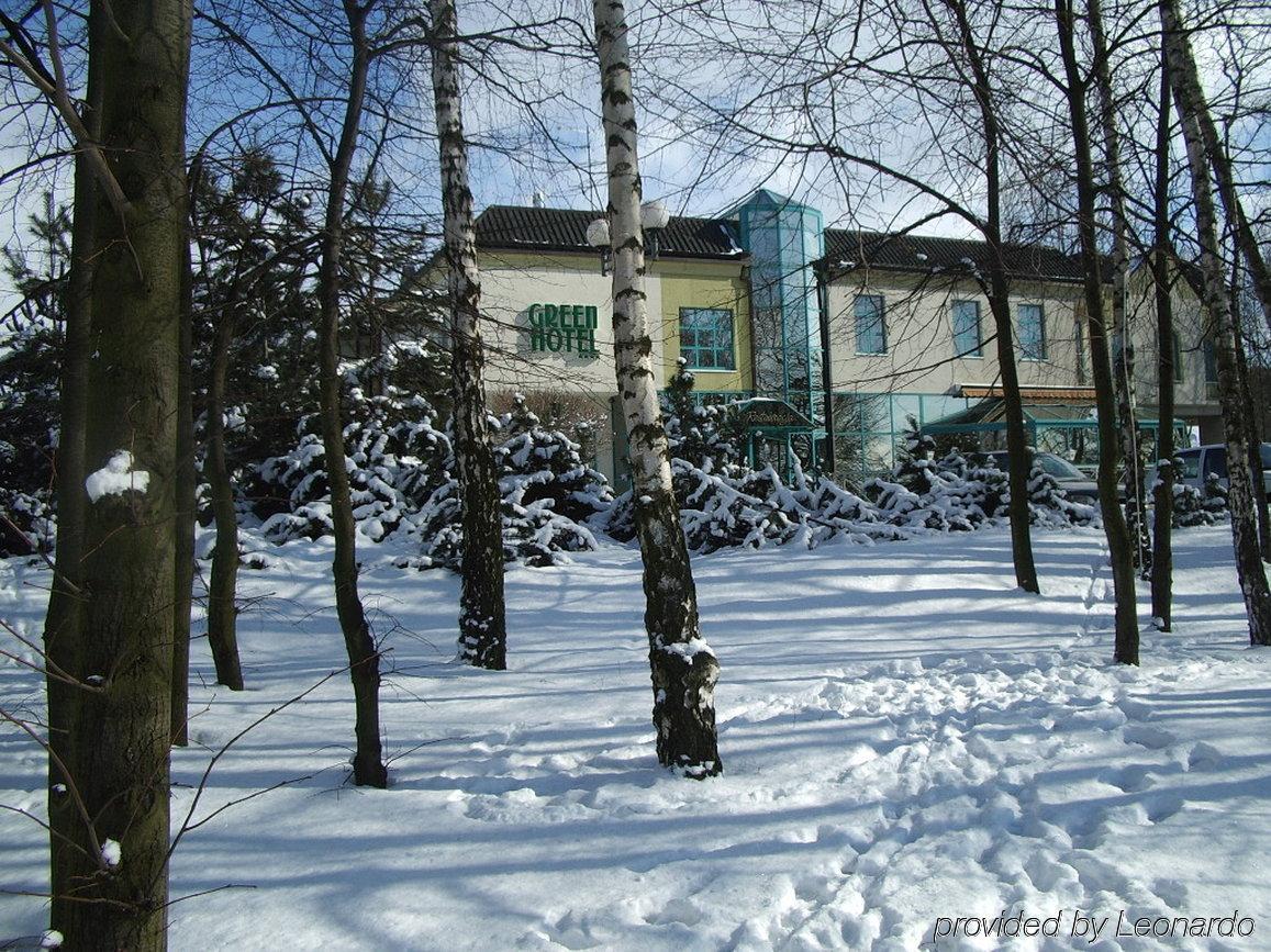 Green Hotel Коморники Екстериор снимка