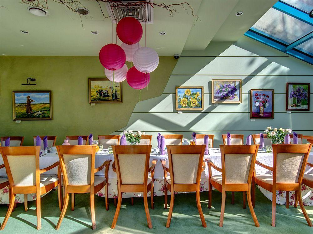 Green Hotel Коморники Екстериор снимка