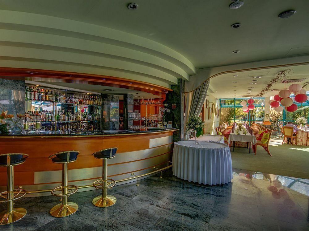 Green Hotel Коморники Екстериор снимка
