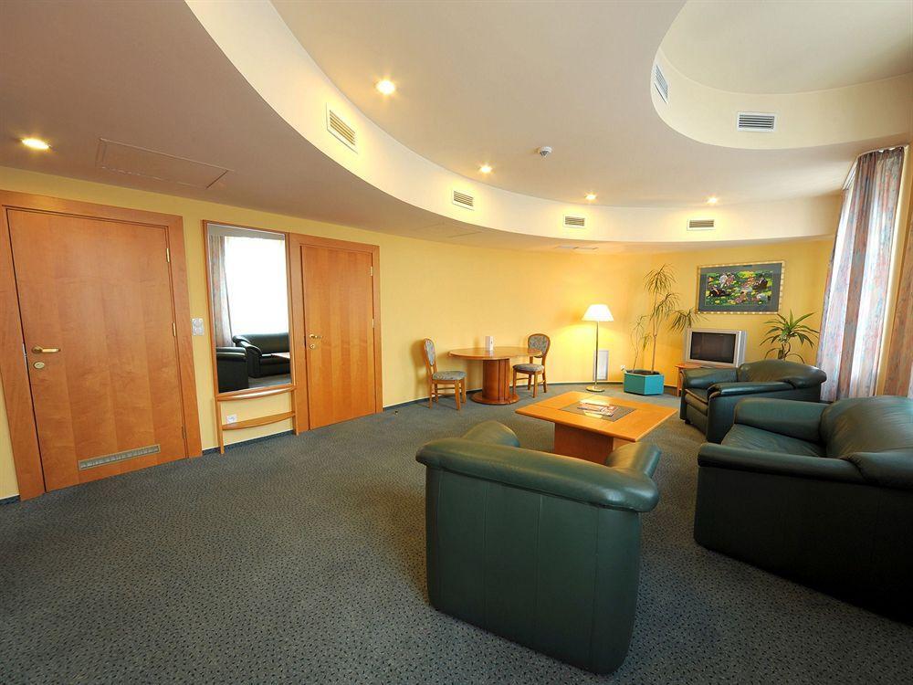 Green Hotel Коморники Екстериор снимка