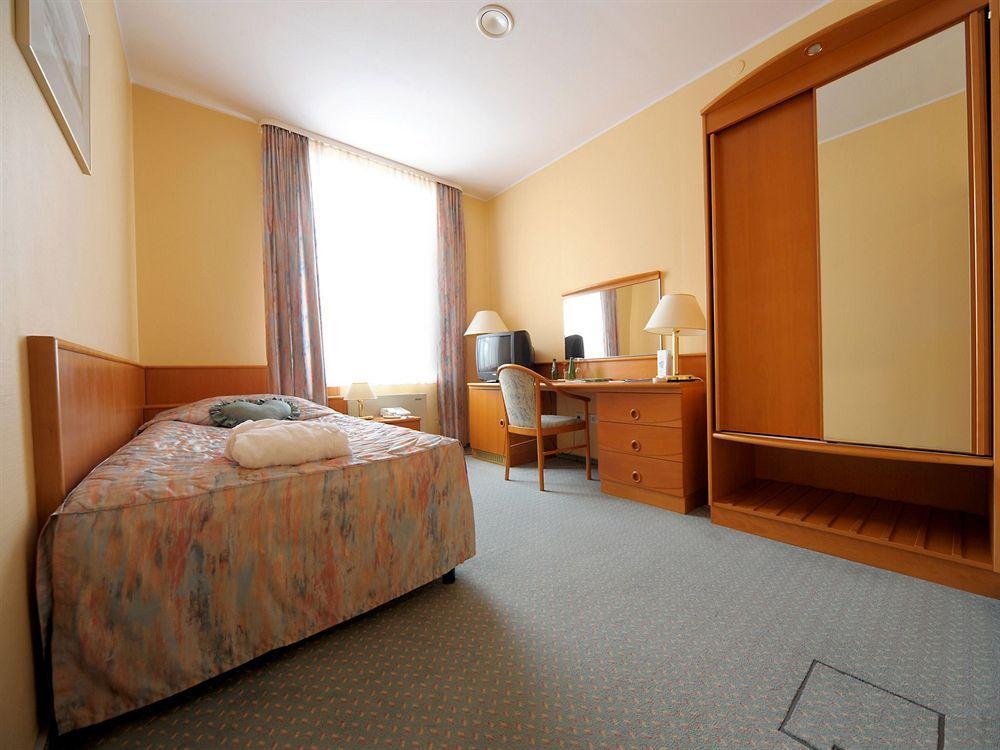 Green Hotel Коморники Екстериор снимка