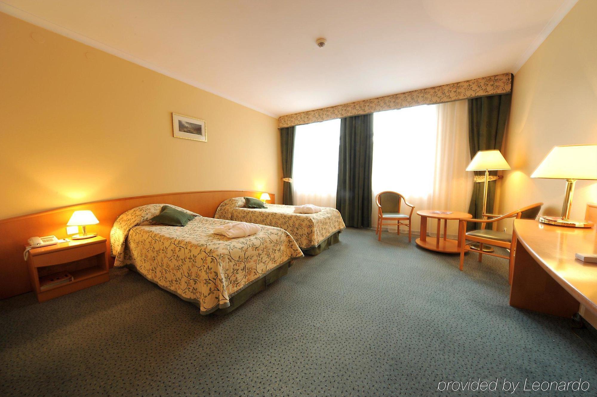 Green Hotel Коморники Екстериор снимка