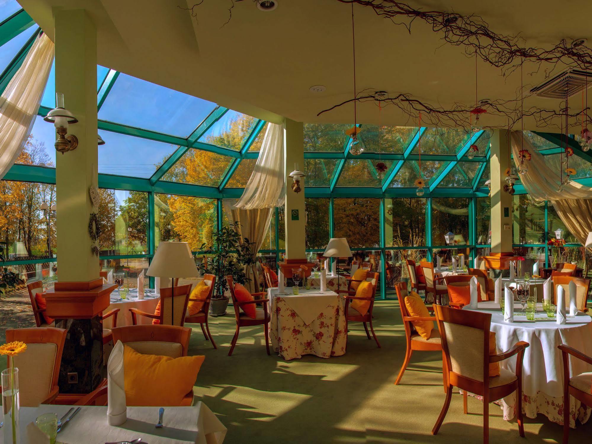 Green Hotel Коморники Екстериор снимка