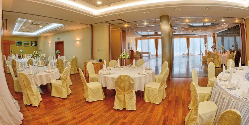 Green Hotel Коморники Интериор снимка