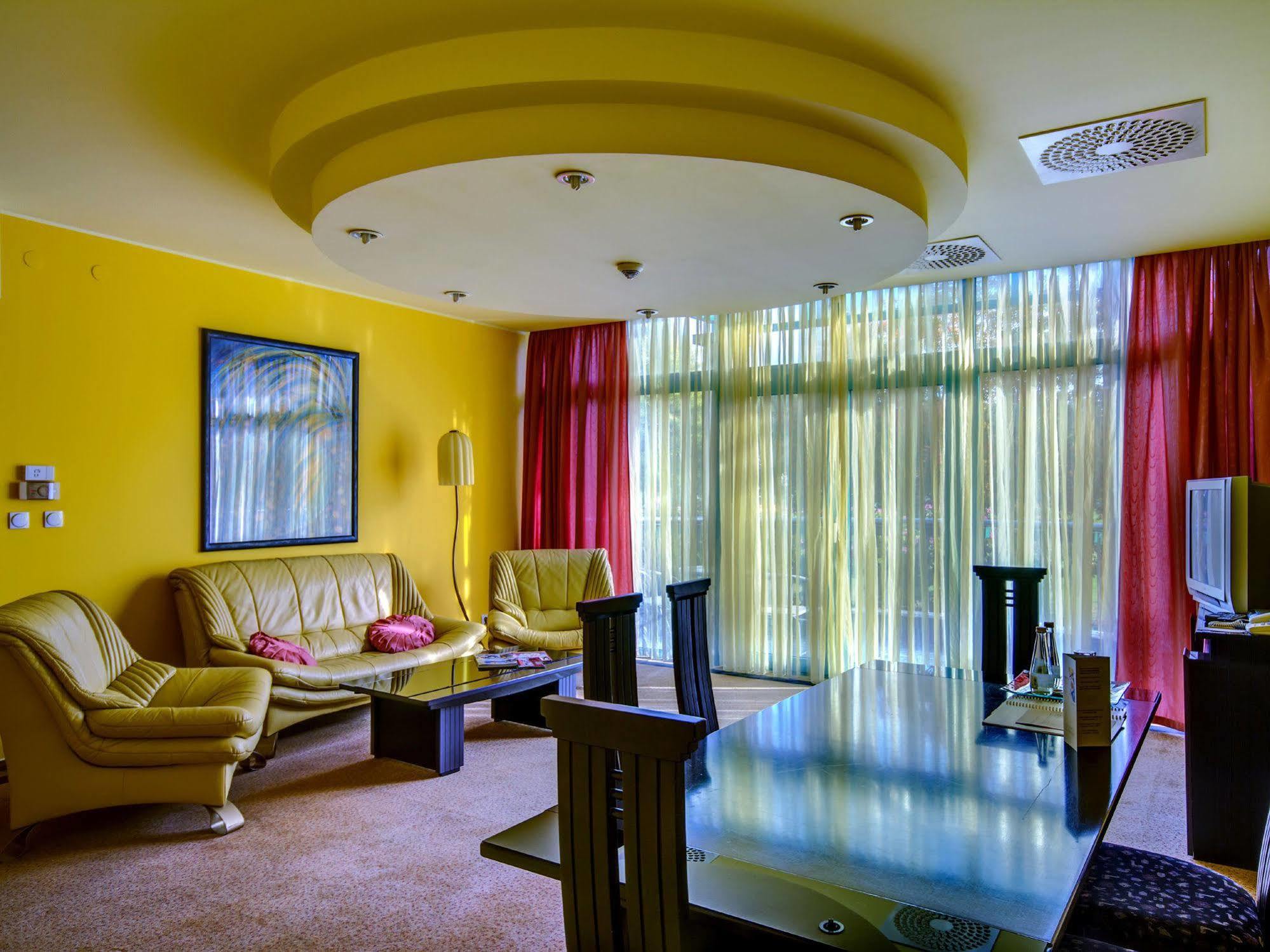 Green Hotel Коморники Екстериор снимка
