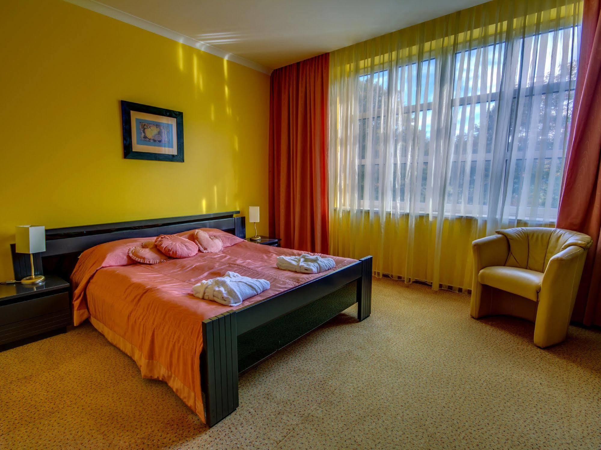 Green Hotel Коморники Екстериор снимка