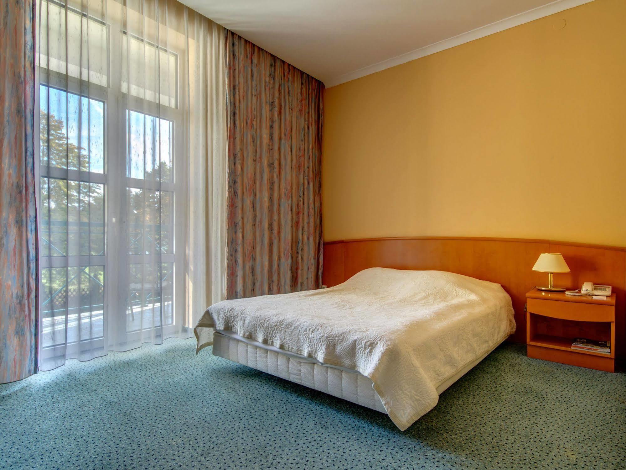 Green Hotel Коморники Екстериор снимка