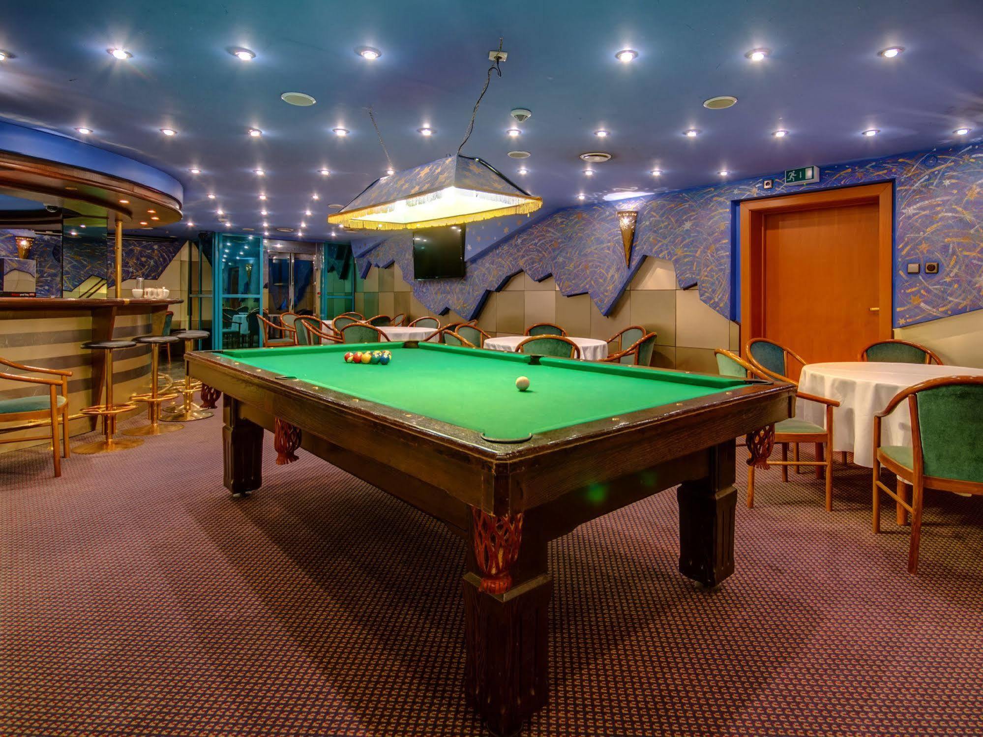 Green Hotel Коморники Екстериор снимка