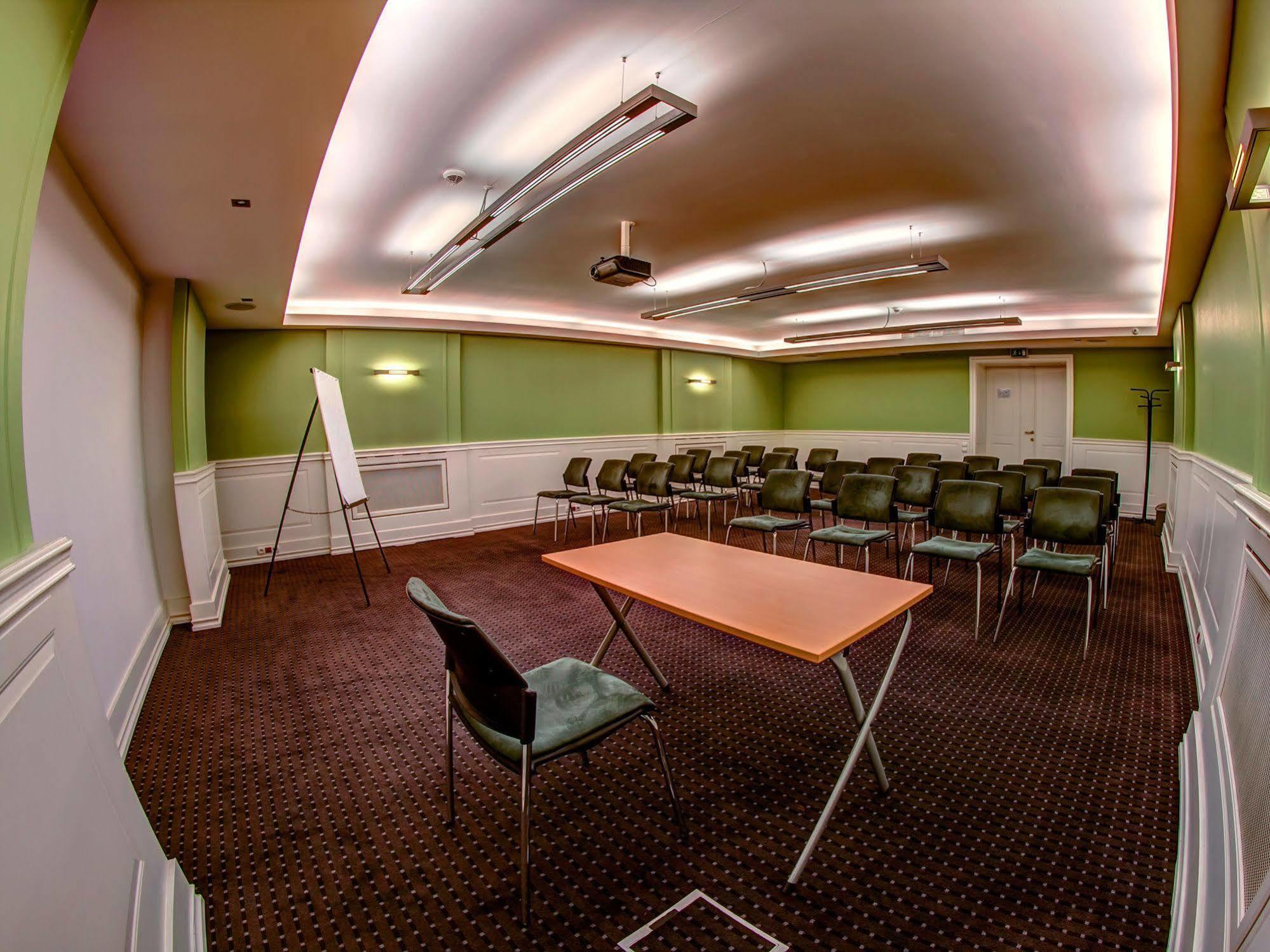 Green Hotel Коморники Екстериор снимка