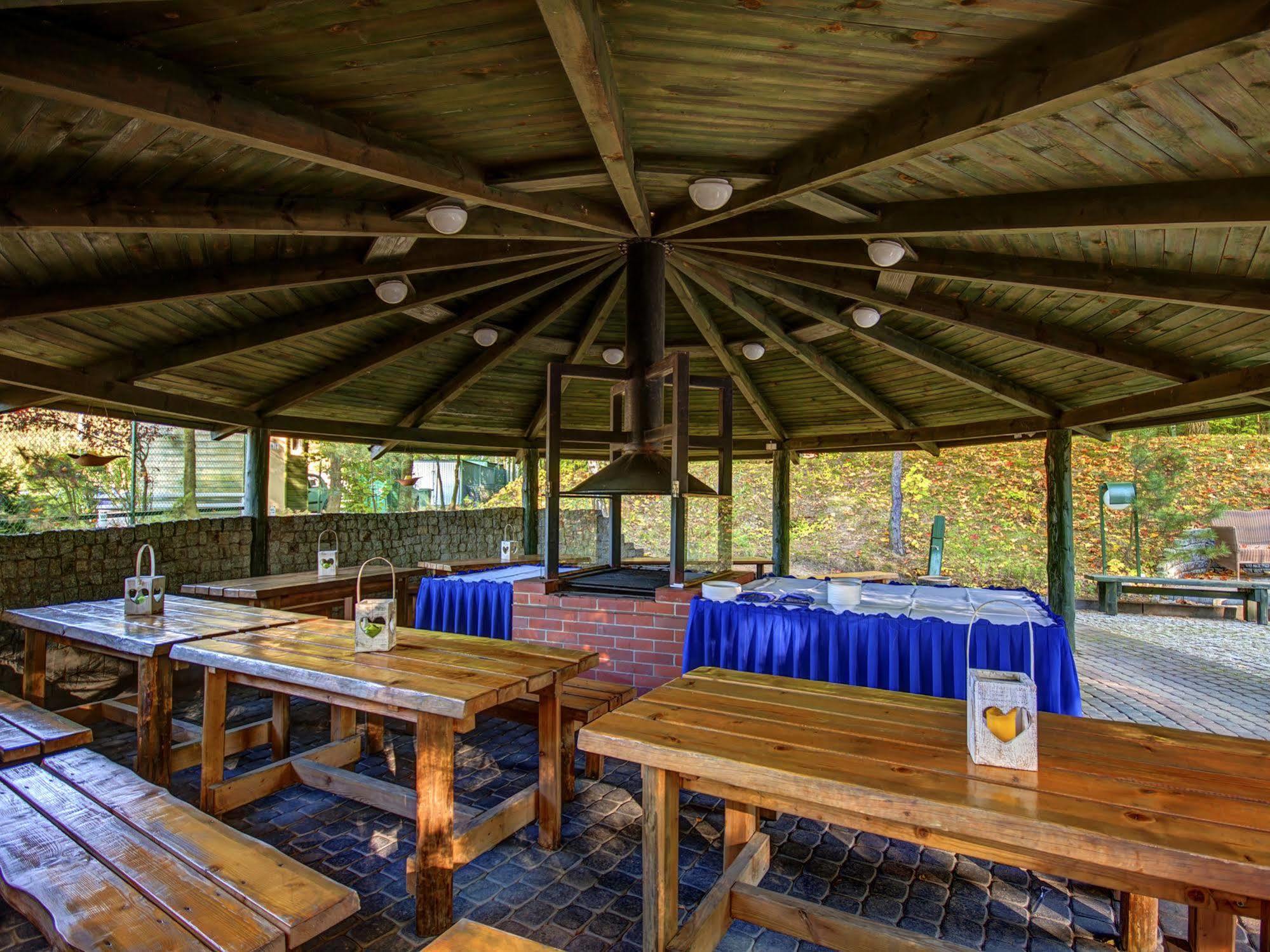 Green Hotel Коморники Екстериор снимка