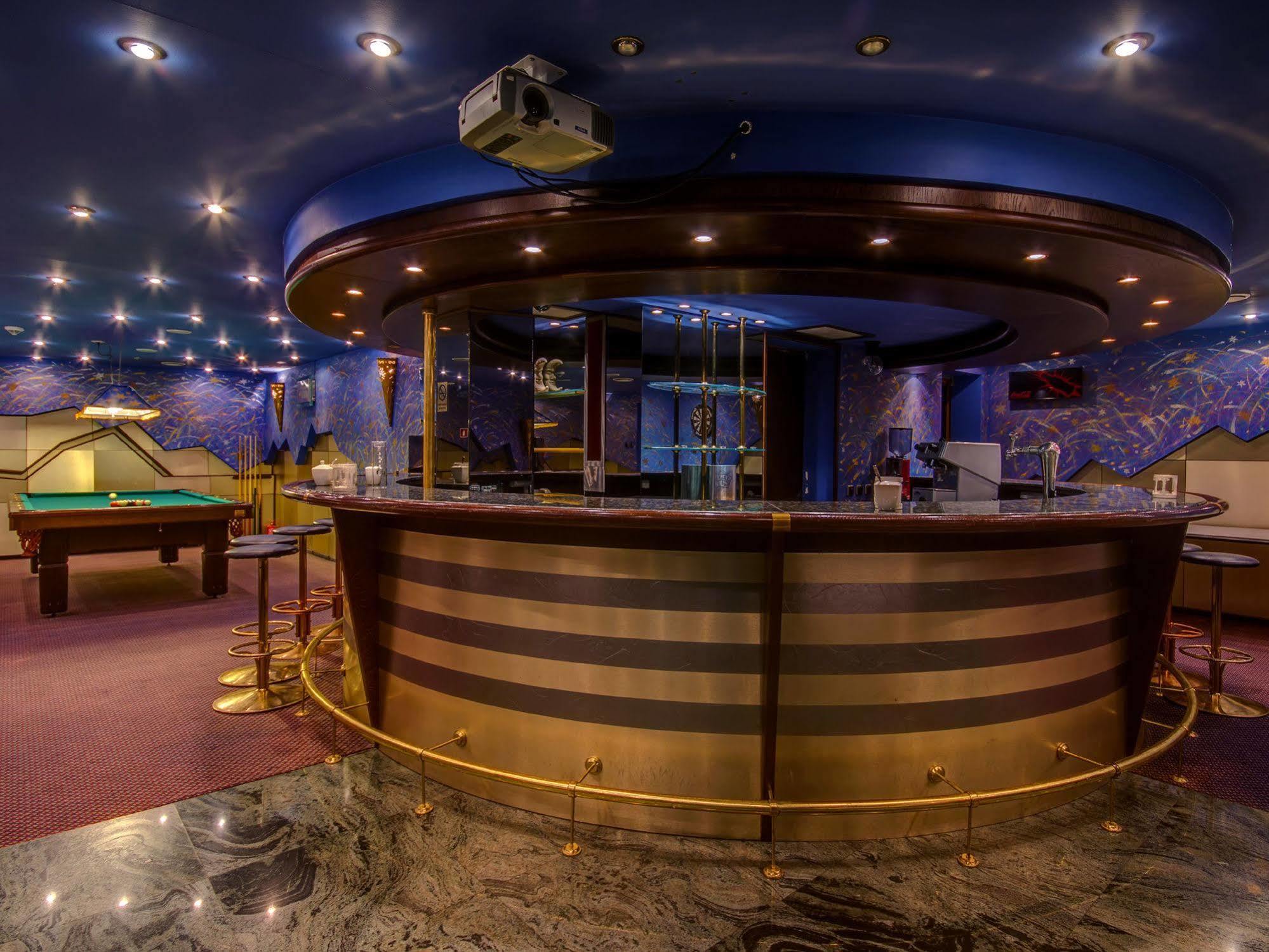 Green Hotel Коморники Екстериор снимка