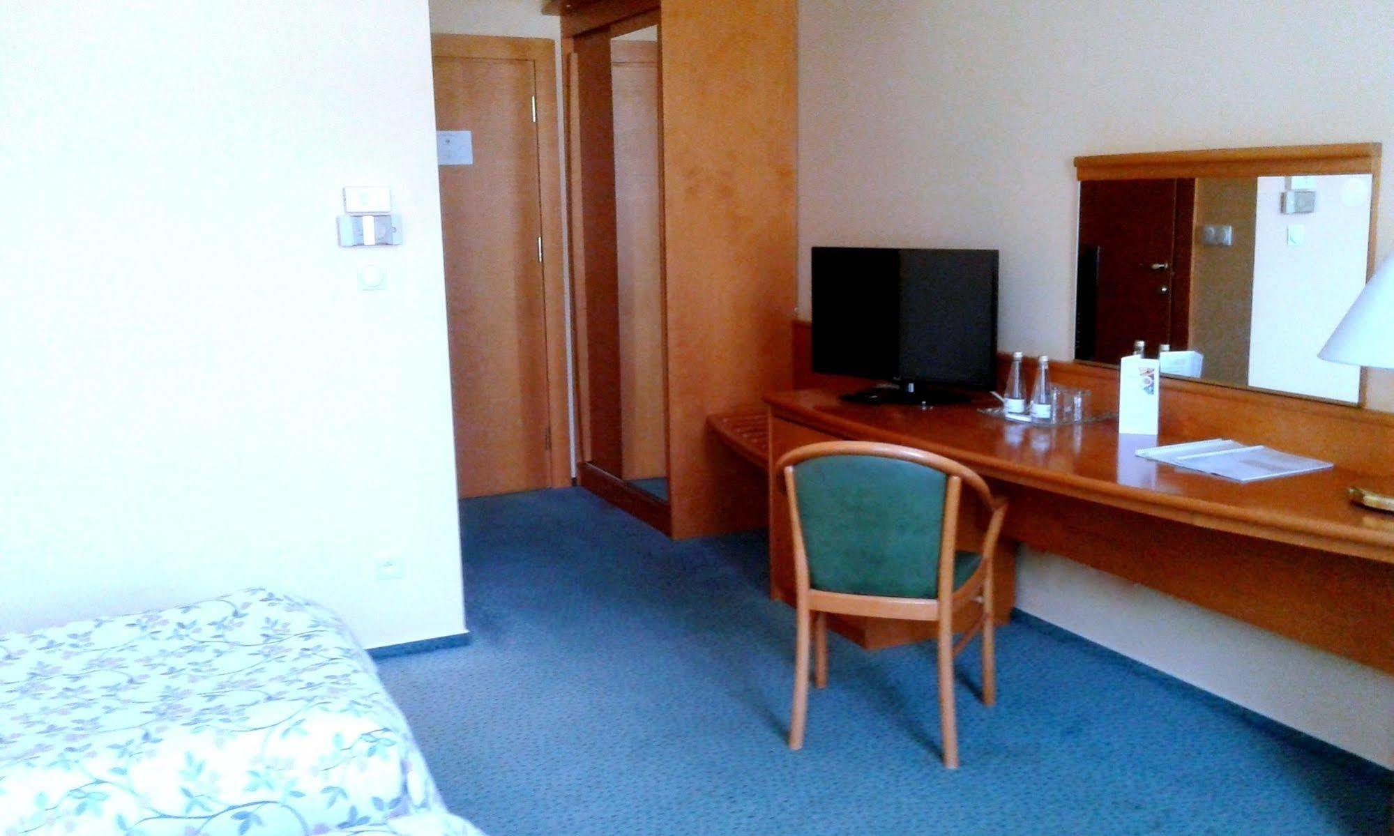 Green Hotel Коморники Екстериор снимка