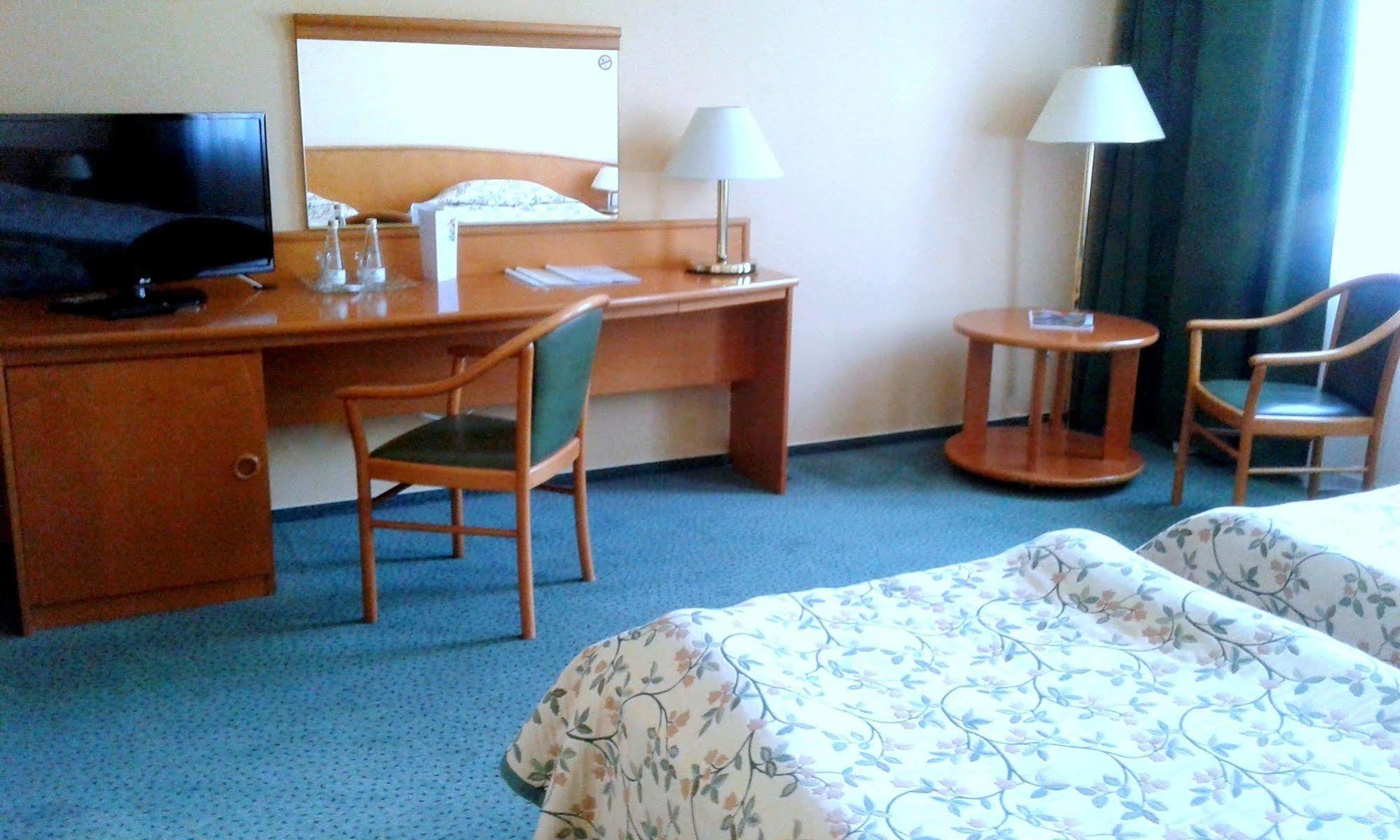 Green Hotel Коморники Екстериор снимка