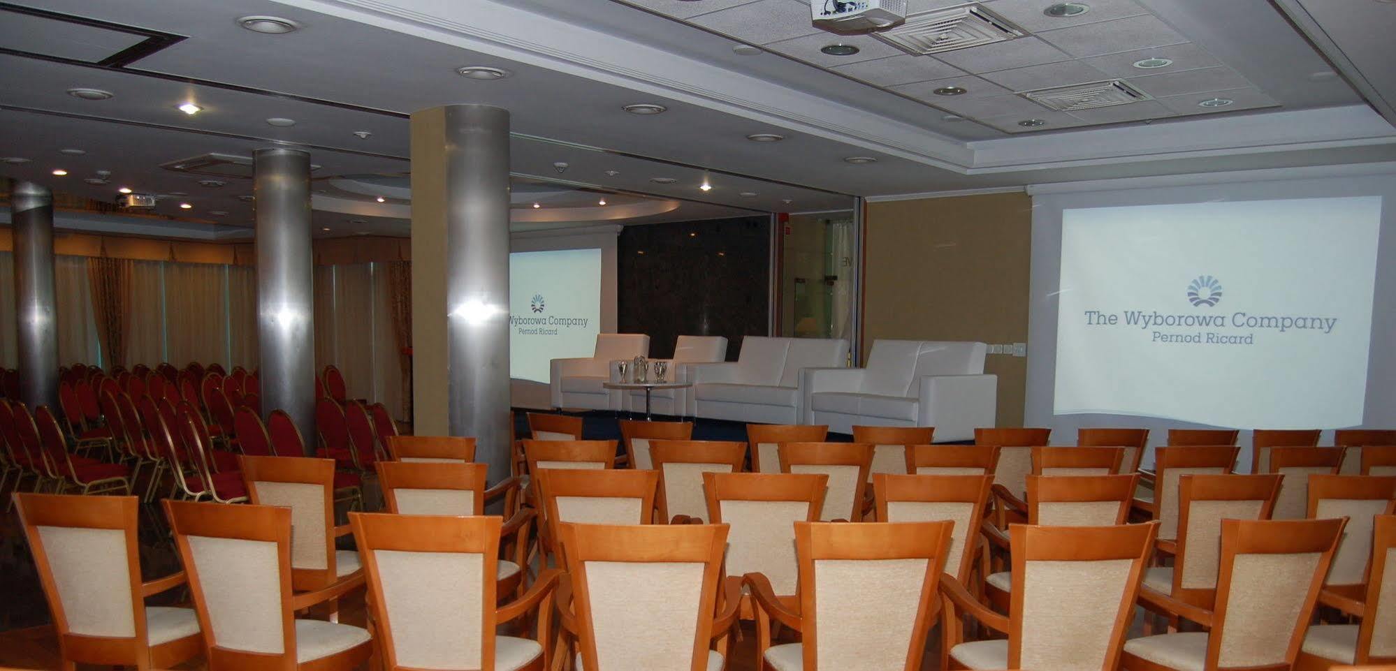 Green Hotel Коморники Екстериор снимка