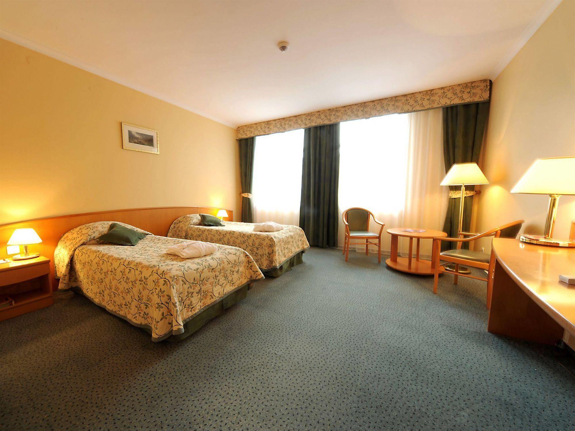 Green Hotel Коморники Екстериор снимка