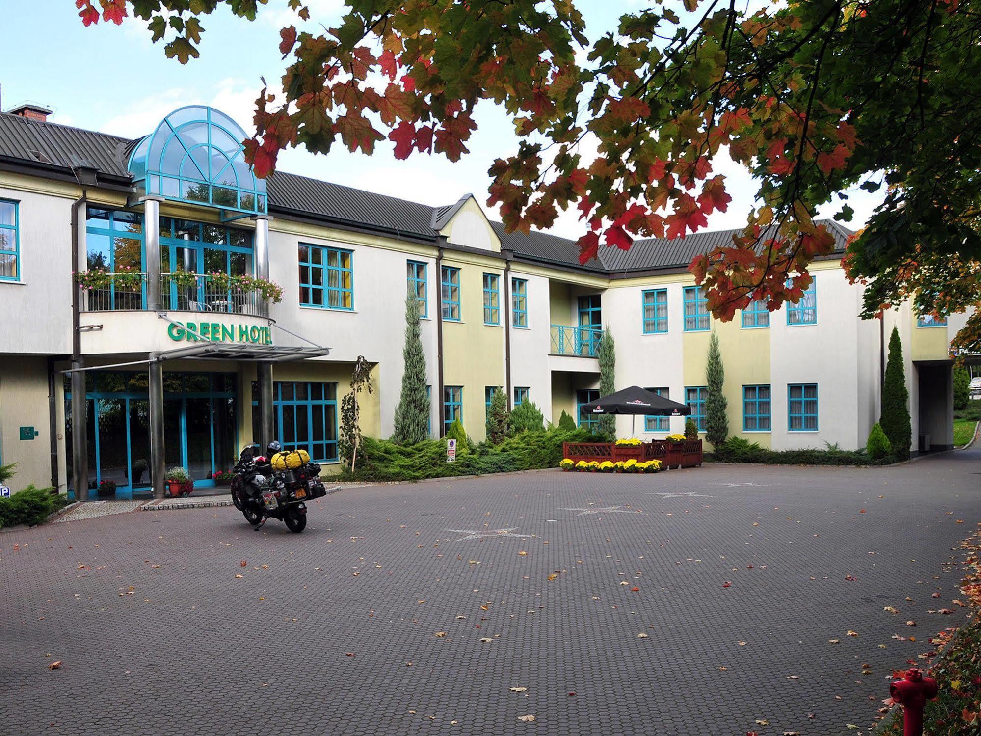 Green Hotel Коморники Екстериор снимка