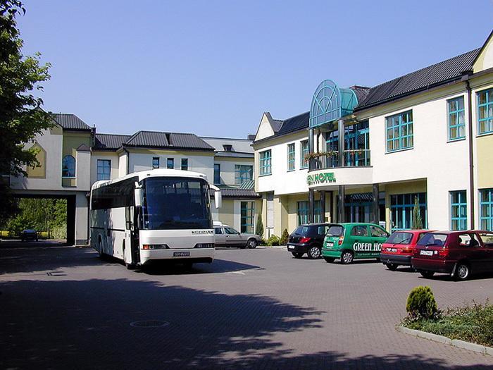 Green Hotel Коморники Екстериор снимка