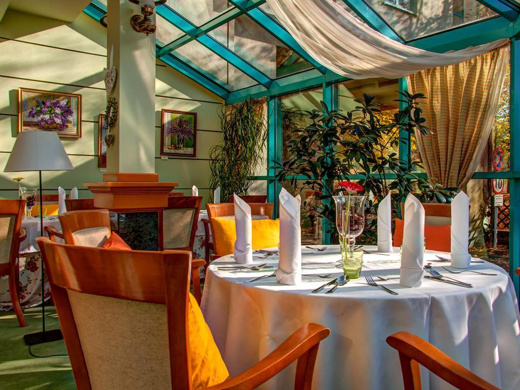 Green Hotel Коморники Екстериор снимка