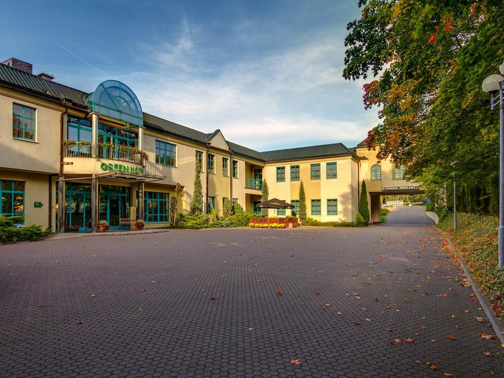 Green Hotel Коморники Екстериор снимка