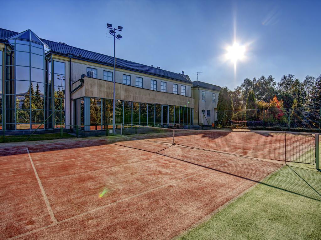 Green Hotel Коморники Екстериор снимка